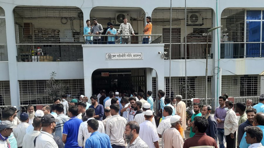 ধর্ষকের পক্ষে ওকালতি করায় আইনজীবী-বৈষম্যবিরোধী সংঘর্ষ, আহত ১১